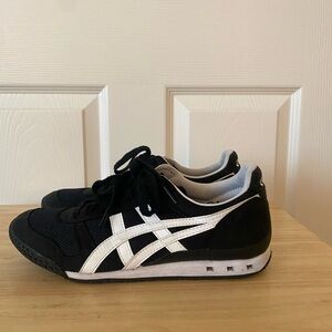 ASICS Unisex Black and White Sneaker